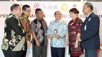Hadir dalam acara tersebut Direktur Pengembangan Usaha dan Investasi PT RNI (Persero) Agung P. Murdanoto, Direktur Utama Perum PFN Muhamad Abduh, Deputi Bidang Usaha Konstruksi dan Sarana dan Prasarana Perhubungan Kementerian BUMN RI Ahmad Bambang, Direktur Utama PT PELNI (Persero) Insan Purwarisya L. Tobing, Direktur Utama Perum Damri Setia H. Miratia Moemin dan Ketua Pengurus Besar POSSI, Mayjen TNI Marinir Purnawirawan Buyung Lalana. Foto: dok. Pelni