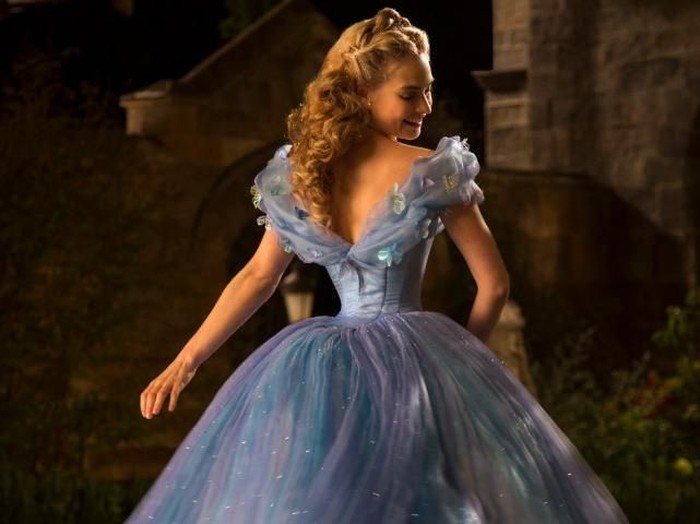 Lily James memerankan Cinderella. Foto: iStock Lily James memerankan Cinderella. Foto: iStock