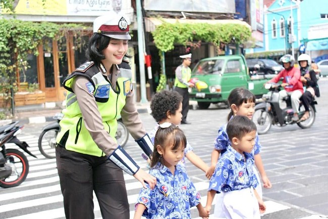 Potret Adelia Eka Nirwana saat membantu anak-anak SD menyebrang. Foto: Instagram