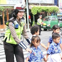 Potret Adelia Eka Nirwana saat membantu anak-anak SD menyebrang. Foto: Instagram