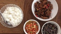 Enak nih. Nasi putih yang dipadu dengan ayam jerit dengan paduan sambal bawang dan cumi hitam pedas. Mantap! Foto: Instagram @dimasbeck
