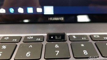 Jika dibutuhkan tinggal tekan tombolnya, webcam ini akan muncul.  Foto: Achmad Rouzni Noor II/detikINET