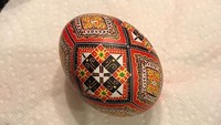 Lukisan telur bisa dibuat dari telur angsa atau telur ayam. Telur ini dilukis dengan goresan gaya ukraina. Warnanya merah dengan detail-detail menarik. Foto: Istimewa