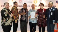 Pelni menjalin sinergi BUMN dengan Perum Damri, PT RNI (Persero), dan Perum PFN di Jakarta, Jumat (2/3). Pelni sendiri hingga kini telah mengoperasikan 26 kapal penumpang dan 46 kapal perintis yang menjangkau begitu banyak kota besar maupun daerah terpencil di Nusantara. Foto: dok. Pelni