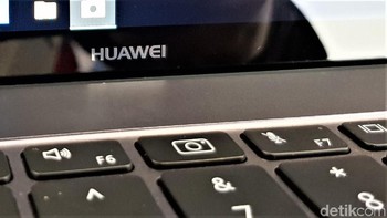Huawei menyematkan webcam yang berada di keyboard. Posisinya di antara tombol F7 dan F8. Foto: Achmad Rouzni Noor II/detikINET