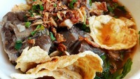 Maya.law memilih sop buntut buatan restoran Sheraton Hotel. Wih, potongan buntutnya besar dan berlimpah dengan taburan bawang goreng yang royal. Bikin ngiler! Foto: Istimewa