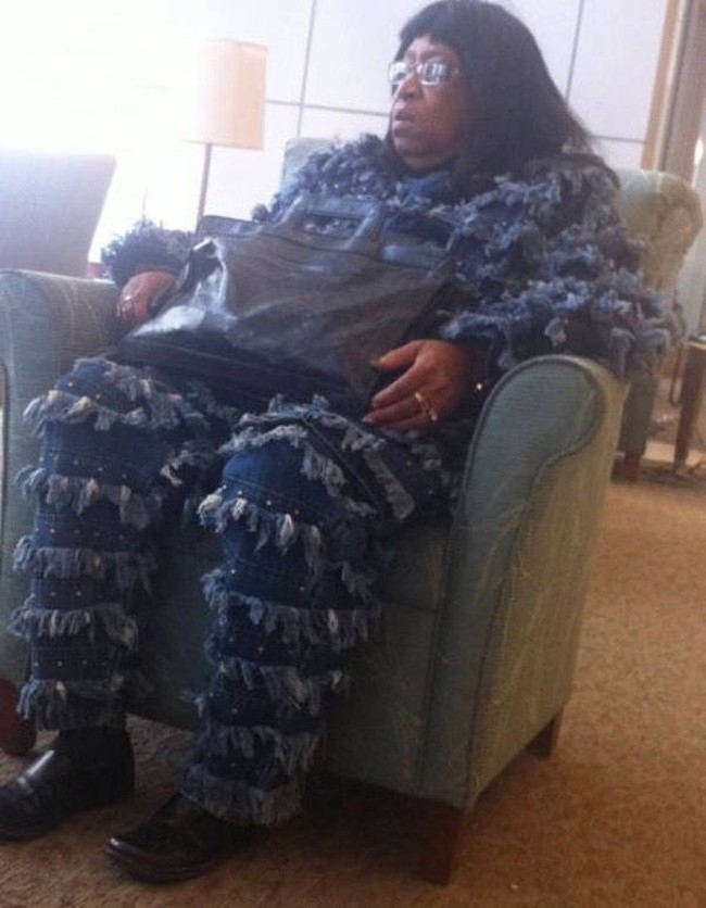 Aksen rumbai bisa terlihat stylish asal jangan diterapkan sebagai atasan dan bawahan jika tak ingin terlihat kocak. Foto: Imgur/Instagram