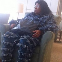 Aksen rumbai bisa terlihat stylish asal jangan diterapkan sebagai atasan dan bawahan jika tak ingin terlihat kocak. Foto: Imgur/Instagram