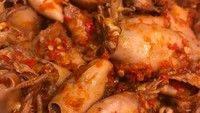 Wow! Nggak nyangka ya ternyata Dimas Beck gemar makanan pedas. Cumi rica-rica yang dimasak gaya Manado makin enak disantap dengan nasi putih hangat. Foto: Instagram @dimasbeck