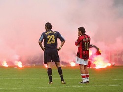 Derby Milan selalu menyuguhkan tensi panas. Saking sengitnya duel keduanya, laga AC Milan vs Inter Milan sampai dijuluki Derby della Madonnina atau Ibu dari segala Derby. (Foto: Mike Hewitt/Getty Images)