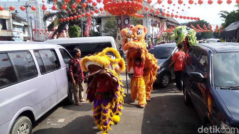 Tolak Bala, Liong dan Barongsai Berkeliling Kota Solo Tolak Bala, Liong dan Barongsai Berkeliling Kota Solo