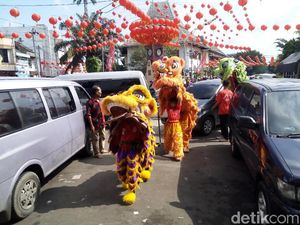 Tolak Bala, Liong dan Barongsai Berkeliling Kota Solo