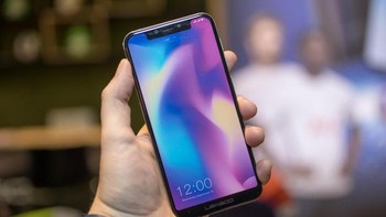 Ada juga Leagoo S9, yang punya layar 5,58 inch. Sama seperti iPhone X, smartpone ini juga mempunyai kemampuan pemindai wajah. (foto: CNet)