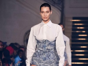 Foto: Gaya Seduktif Bella Hadid Berbalut Korset di Paris Fashion Week