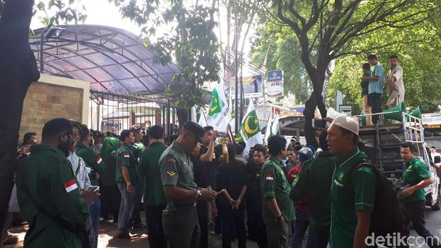 Pendemo di depan gedung KPU, Jumat (2/3/2018)
