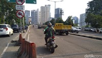Kecelakaan sempat terjadi beberapa kali di JLNT ini karena terserempet mobil ataupun senggolan antar pemotor.