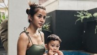 Seperti fotonya bersama sang anak, Kyo di kolam renang. (Dok. Instagram/kiranalarasati)