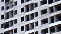 Para pekerja membangun apartemen di kawasan Kalimalang, Kota Bekasi.