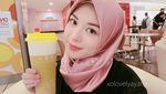 Intip Pose Cantik Hijabers Korea, Ayana Jihye Moon Bersama Makanan