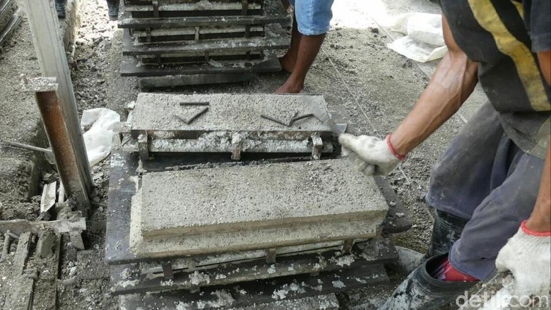 Melihat Pembuatan Bata Interlock dari Campuran Styrofoam di Banyumas Melihat Pembuatan Bata Interlock dari Campuran Styrofoam di Banyumas