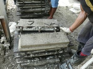 Melihat Pembuatan Bata Interlock dari Campuran Styrofoam di Banyumas