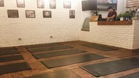 Tidak hanya untuk tempat ngumpul pesepeda dan tempat ngopi saja,Grumpy Cylist juga kerap mengadakan sesi yoga bersama setiap minggunya. Foto: Istimewa