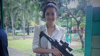 Vokalis grup musik Vierratale, Widy Soediro Nichlany yang biasa dipanggil Widy kini memiliki kesibukkan baru yakni menembak. Foto: Dok. Instagram/_widikidiw_
