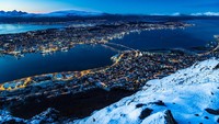 Kota Tromso di Norwegia juga mengalami fenomena malam yang panjang. Kota ini berada di 200 mil sebelah utara Lingkaran Artik. Dari November sampai Januari, mereka tidak melihat matahari terbit. (Thinkstock)