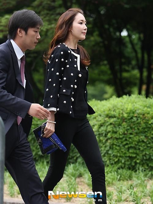 Aktris Choi Ji Woo yang dikenal melalui k-drama Beautiful Days (2001), Winter Sonata (2002), dan Stairway to Heaven (2003), tampil stylish membawa Chanel Boy Bag seharga US$ 5.400 atau sekitar Rp 74 juta. Foto: Istimewa