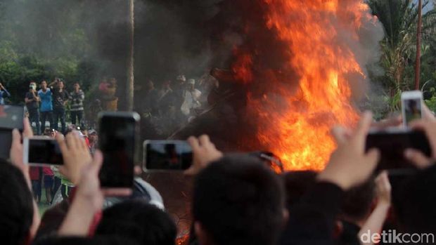 Naga pun dibakar dan kembali ke kahyangan (Randy/detikTravel)