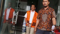 Tersangka dugaan korupsi J Natalis Sinaga meninggalkan gedung KPK usai menjalani pemeriksaan lanjutan di Jakarta, Jumat (2/3).