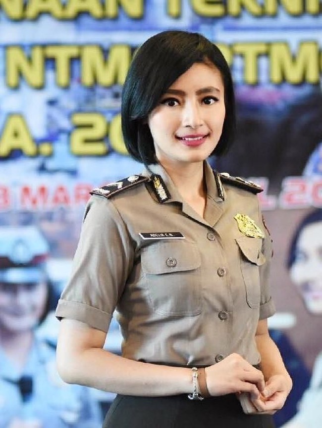 Ternyata dari postingan foto-fotonya di Instagram, diketahui Adelia Eka Nirwana adalah seorang polisi wanita atau polwan, yang tentunya usianya sudah jauh lebih dewasa dari seorang anak SMP. Foto: Instagram