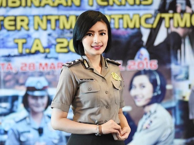 polisi cantik viral setelah pakai seragam SMP