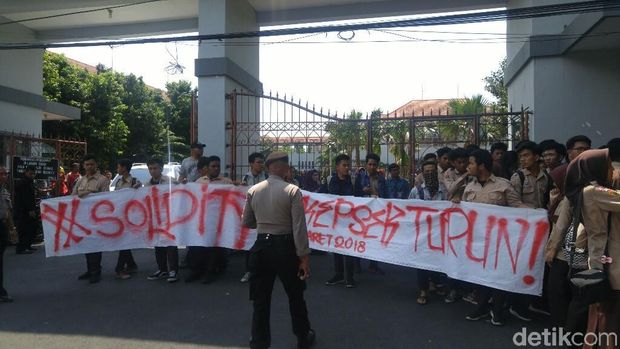 Siswa SMAN 1 Semarang Aksi Solidaritas 2 Rekannya yang Dikeluarkan
