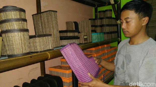 Produk hasil kerajinan tenun lidi kelapa di Ciamis