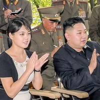 Ri Sol-ju dengan dress berwarna kontras. Bagian kerah dipermanis aksen beads. Foto: Dok. Eastnews