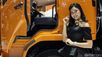 Mereka siap melayani para pengunjung dan calon pembeli yang menghampirinya.