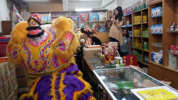 Barongsai dan Liong berkeliling Solo untuk tolak bala. 
