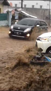 Viral Video Motor Terseret Banjir Terjadi di Cianjur