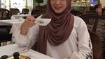 Intip Pose Cantik Hijabers Korea, Ayana Jihye Moon Bersama Makanan