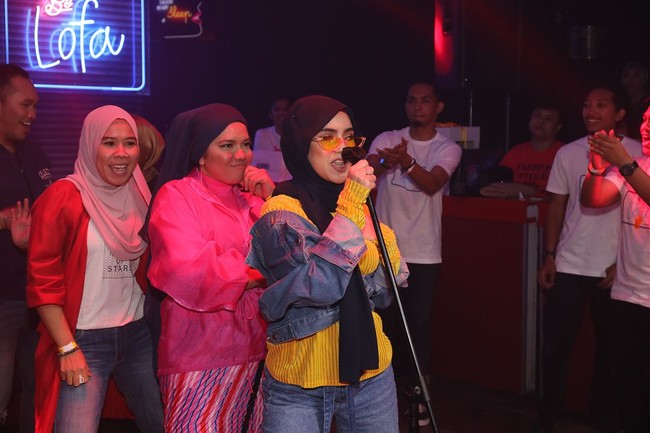 Para tamu undangan termasuk wanita berhijab ditantang untuk bermain games dan berjoget. Pada video yang diunggah di Instagram Noor Neelofa, acara joget tersebut hanya merupakan ice breaking dari keseluruhan acara. Foto: Instagram