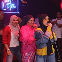 Para tamu undangan termasuk wanita berhijab ditantang untuk bermain games dan berjoget. Pada video yang diunggah di Instagram Noor Neelofa, acara joget tersebut hanya merupakan ice breaking dari keseluruhan acara. Foto: Instagram