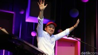 Setelah penampilan lagu terakhir pasangan penyanyi itu langsung memanggil band yang sedari tadi dinantikan penampilannya itu.