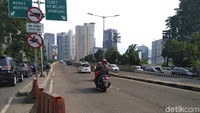 Polisi sempat mengelar razia di jalan layang non-tol (JLNT) Casablanca. Tapi setelah polisi meninggalkan lokasi, siang ini beberapa pemotor kembali melintas JLNT.