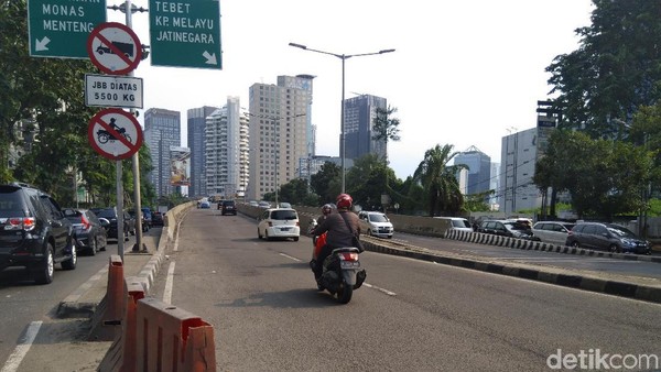 Belum Kapok, Para Pemotor Lagi-lagi Nekat Lintasi JLNT Casablanca