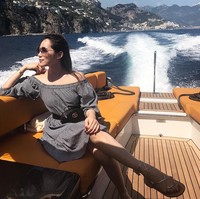 Arissa Cheo menikmati liburan mewahnya naik yacht di Italia dengan mengenakan busana off shoulder dan belt bag atau tas pinggang dari brand Gucci. Foto: Instagram@xarissaxcheox