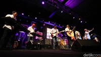 Kolaborasi ini terbilang unik terjadi di panggung hari pertama BNI Java Jazz Festival 2018. Foto: Hanif Hawari
