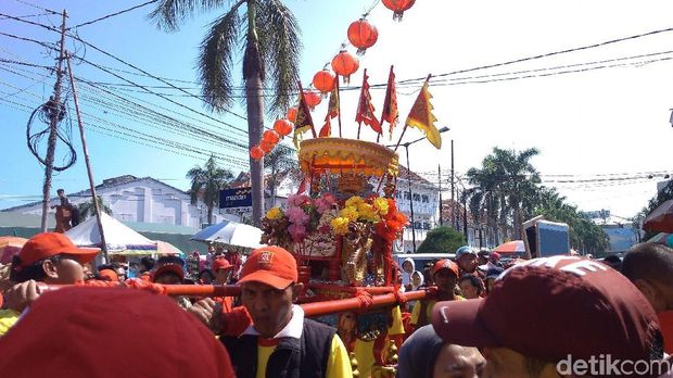 Ribuan Warga Cirebon dan Wisatawan Ramaikan Cap Go Meh