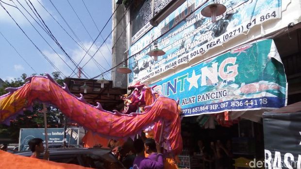 Barongsai dan Liong berkeliling Solo untuk tolak bala. 