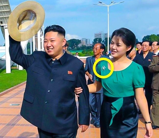Korea Utara dikenal sebagai negara yang tertutup akan budaya luar dan menerapkan aturan ketat pada penduduknya. Namun Ri berani mendobrak aturan, dengan memakai brand luar negeri seperti Chanel dan Dior untuk tas atau bros. Foto: Dok. Eastnews